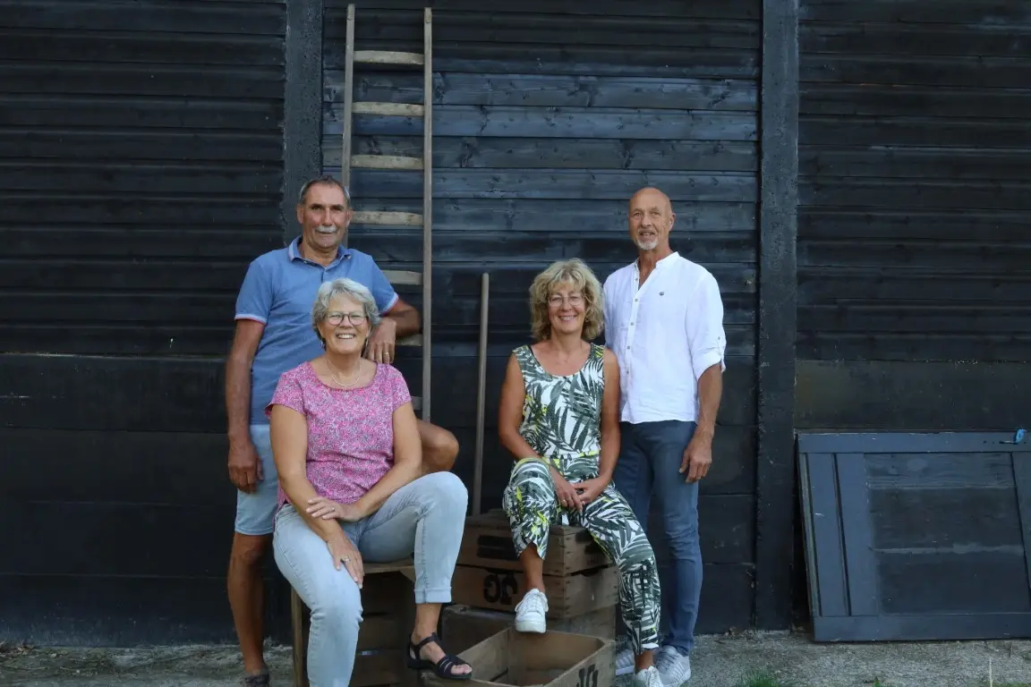 Hans, Wilma, Wim en Lianne voor de schuur