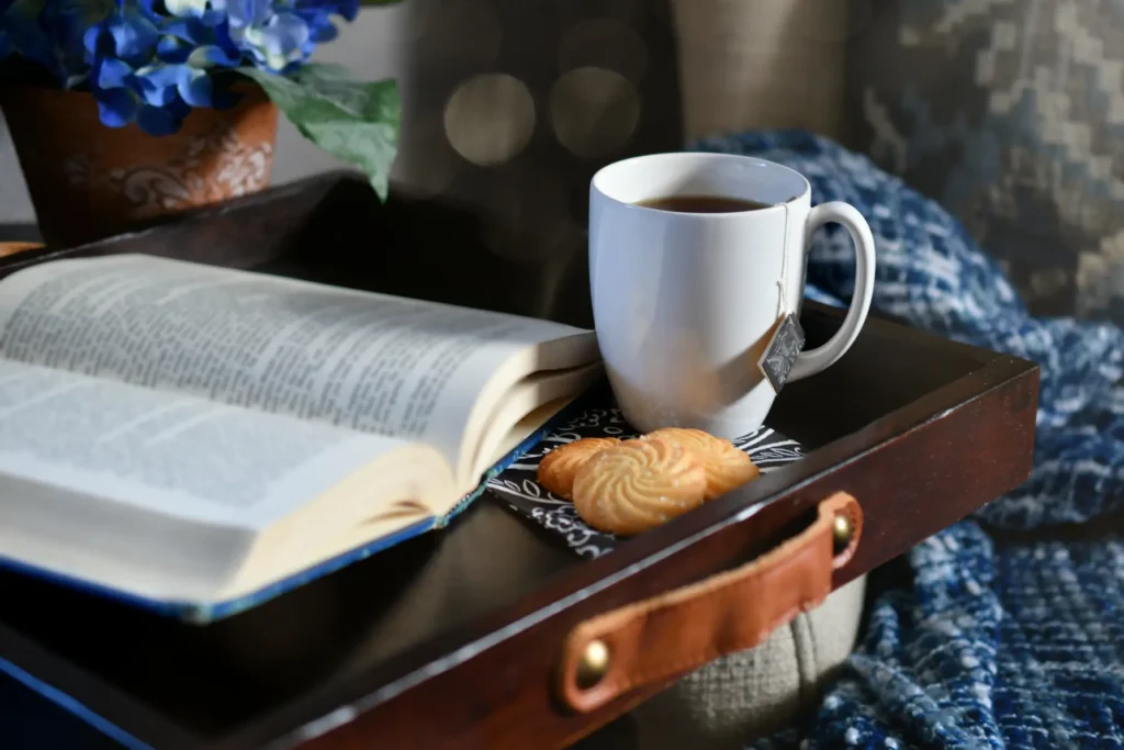 openbijbel met koffiemok en koekje