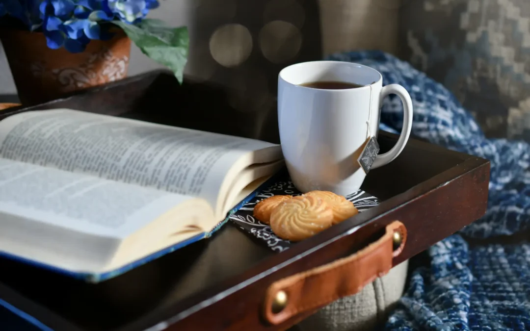 openbijbel met koffiemok en koekje
